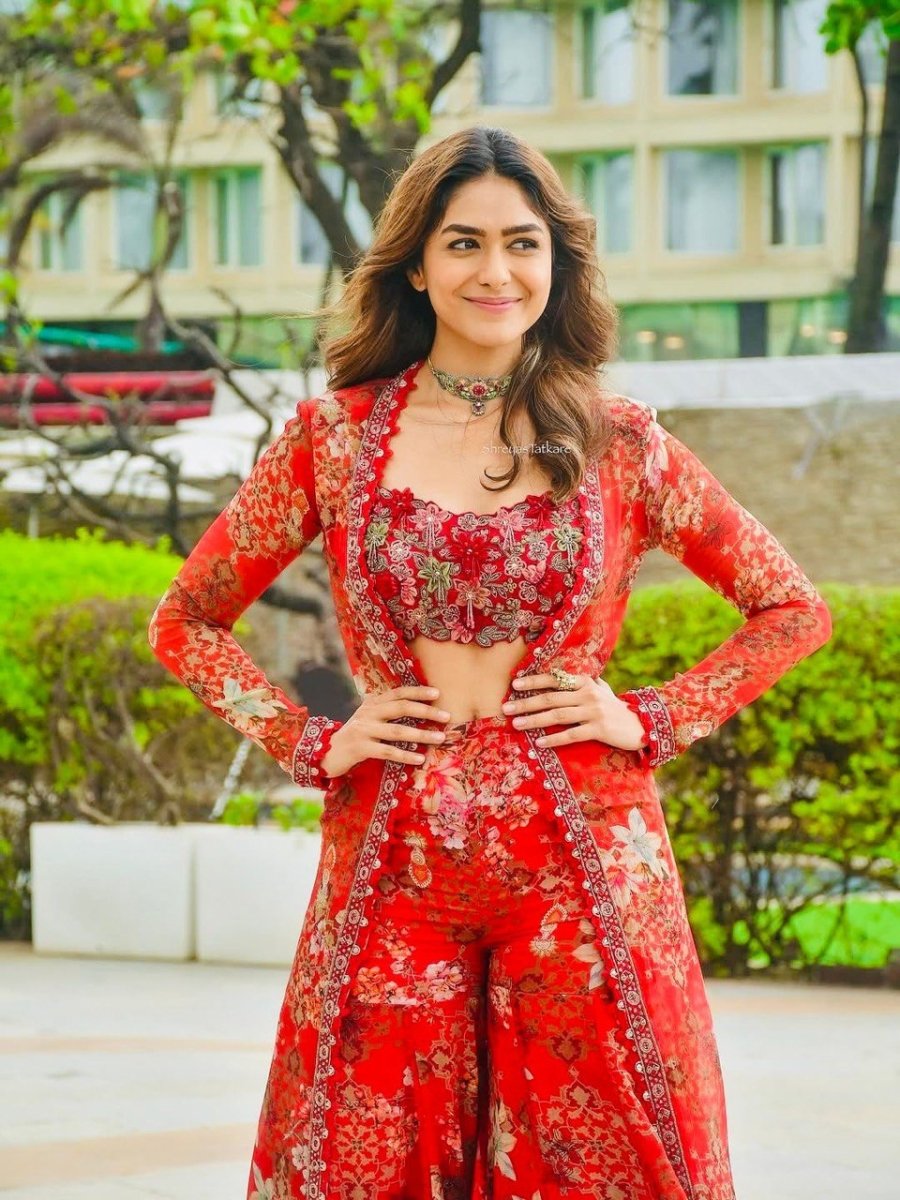 Mrunal Thakur Inspired Outfit