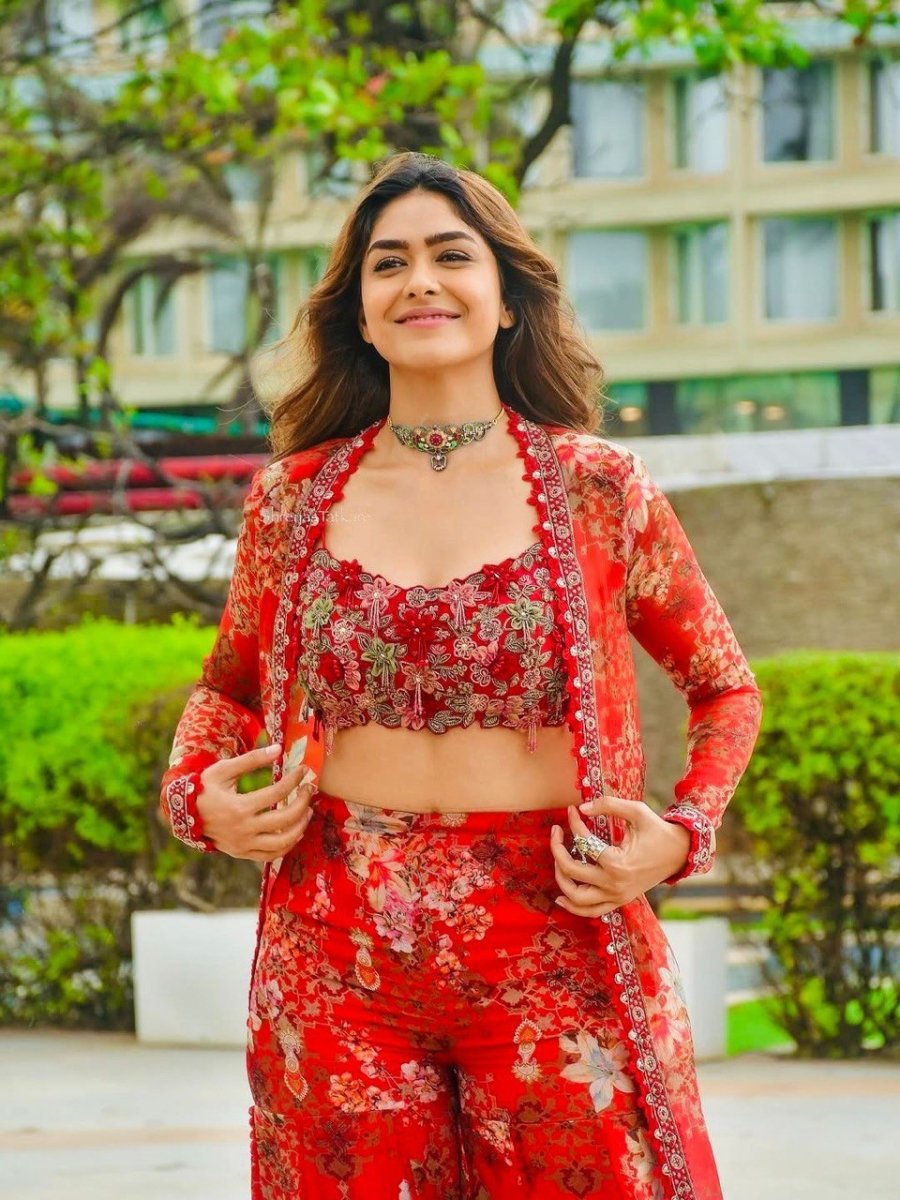 Mrunal Thakur Inspired Outfit