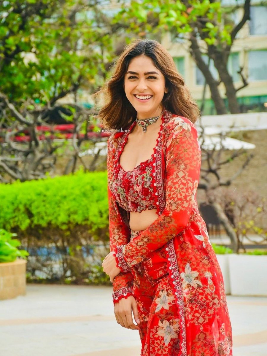 Mrunal Thakur Inspired Outfit